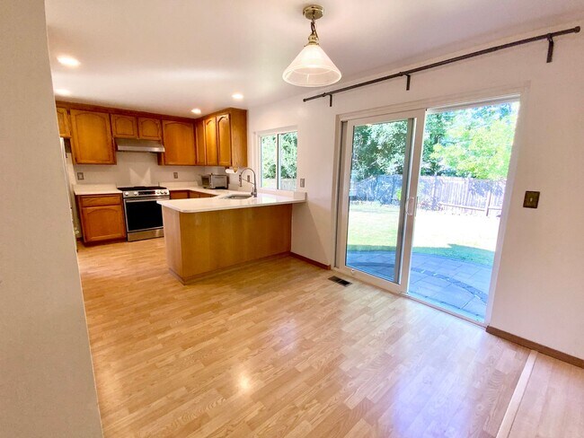 Building Photo - Stunning 4 Bedroom/2.5 bath- Move-In Ready Home with Private Backyard