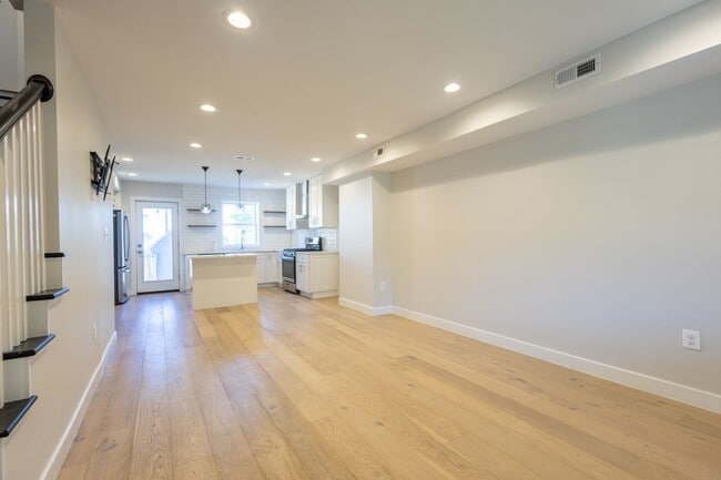 Building Photo - Beautiful 3 BR/3 BA Townhome in Brentwood!