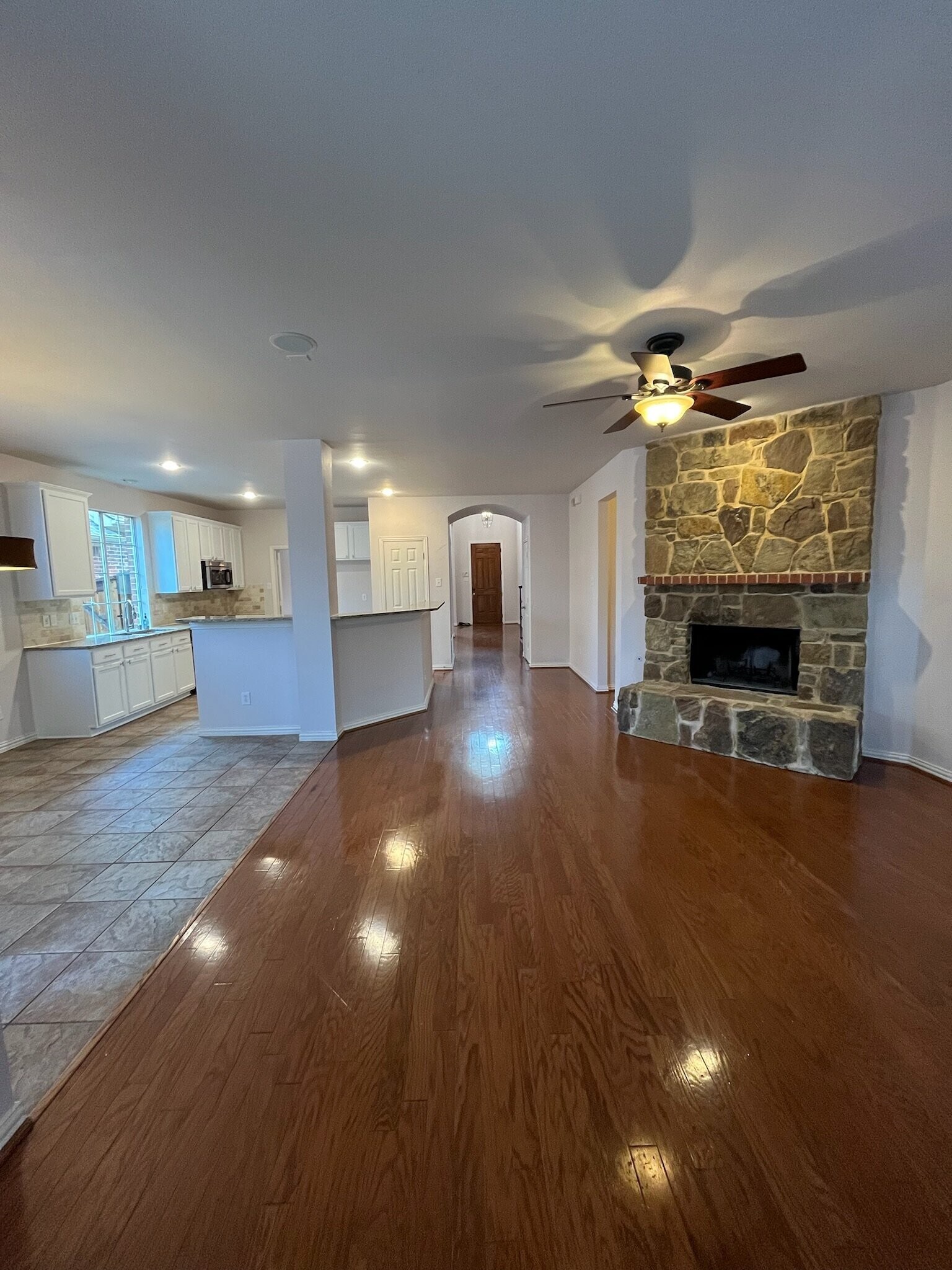 Building Photo - 1221 Capital Dr