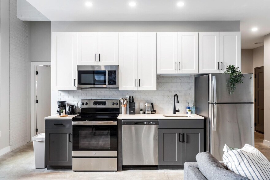 Building Photo - 205 W 4th St