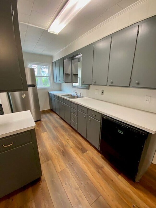 Building Photo - 3 Bedroom Home on Large Lot!
