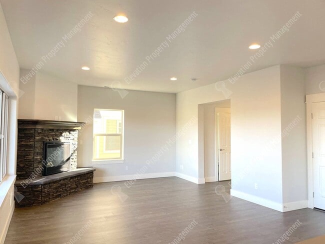 Building Photo - 4BR SE Bend home in great neighborhood wit...