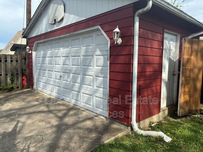 Building Photo - 504 Highland St