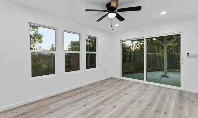 Building Photo - Modern 2 Bed, 2 Bath Bay Park Gem with Exp...