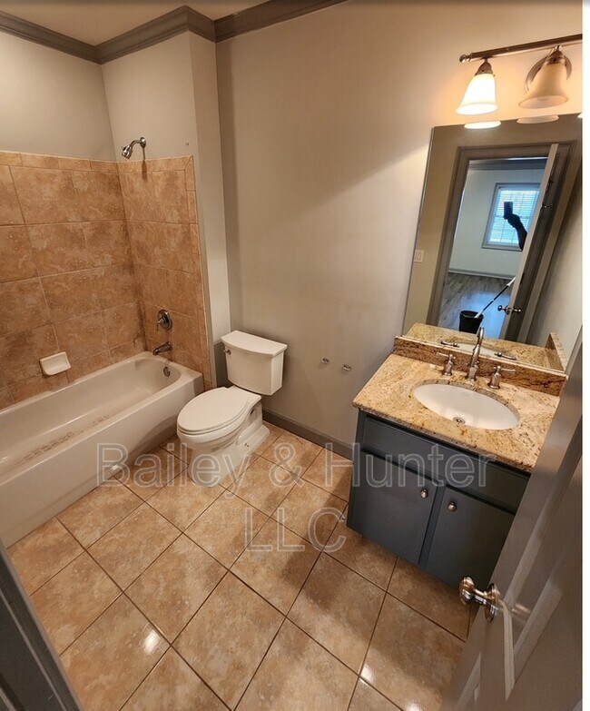 Building Photo - 3365 Regent Pl SW