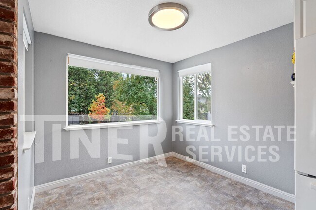 Building Photo - 3065 Cerro Cir