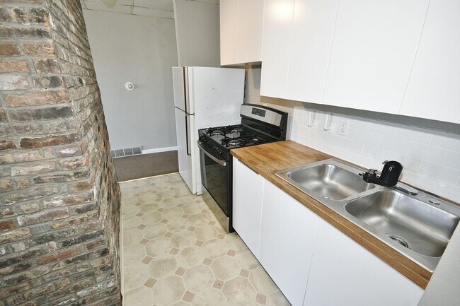 Building Photo - 1606 Bingham St