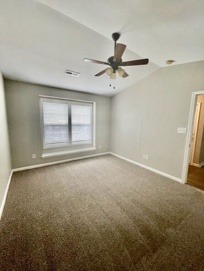 Building Photo - Welcome to the Adorable 3 bedroom 2 bath 1 car garage Home, located in the vibrant city of Charlo...