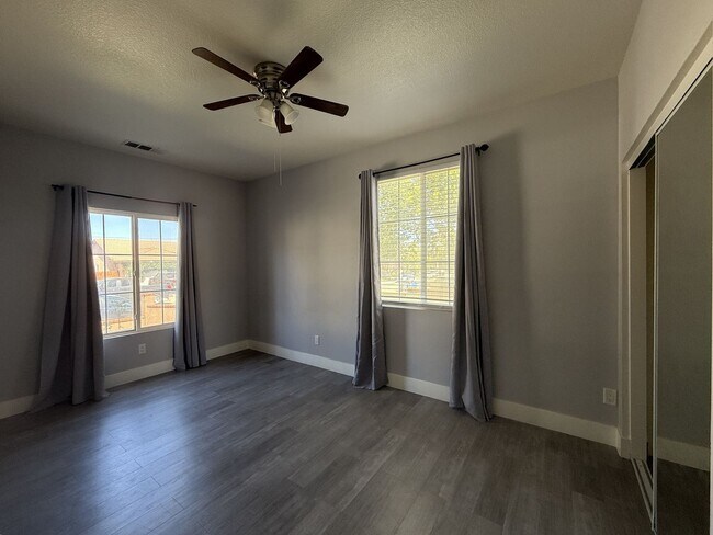 Building Photo - Available Now Palmdale 7 bedrooms !