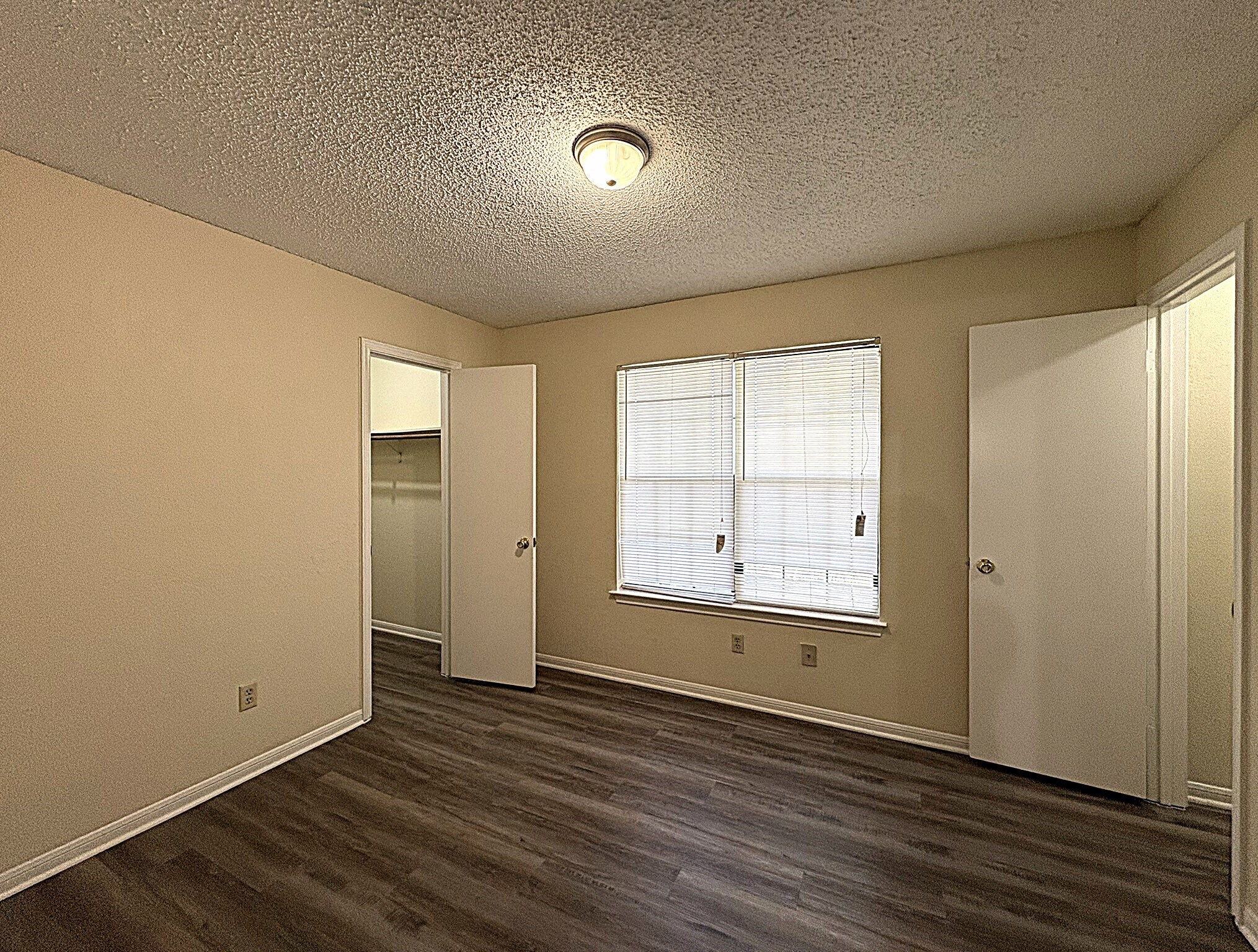 Building Photo - 3901 Hereford Ln