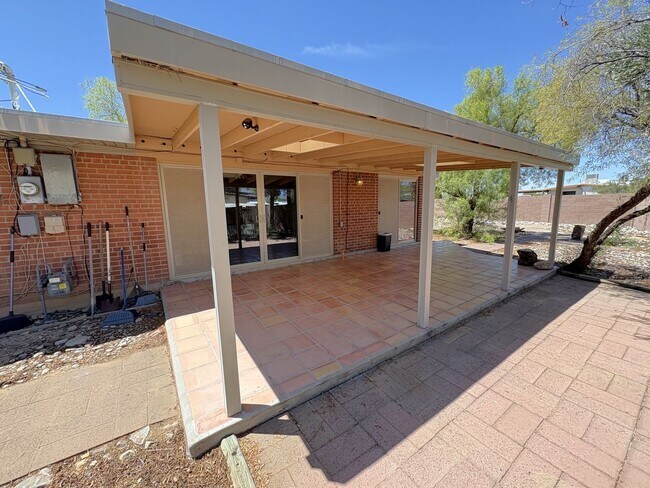 Building Photo - 3 Bedrooms 2 Bath Eastside Rental