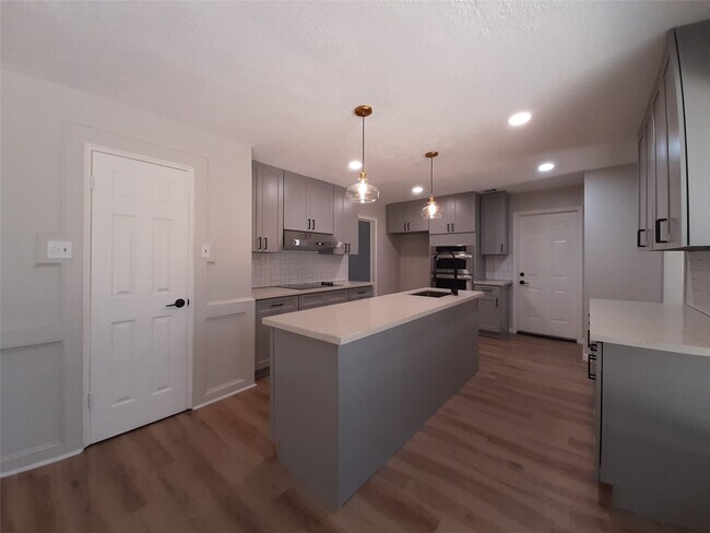 Building Photo - 5310 Glenmere Ln