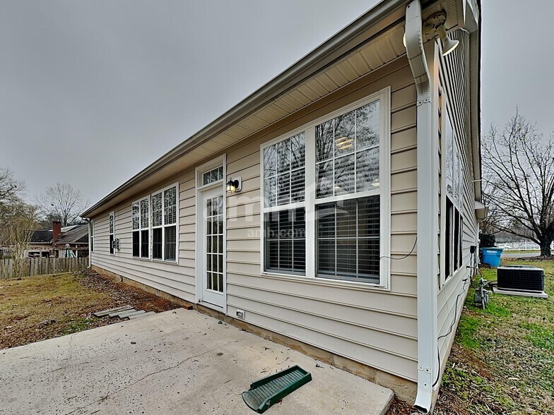 Building Photo - 6604 Conifer Cir