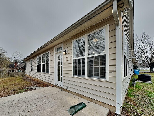 Building Photo - 6604 Conifer Cir