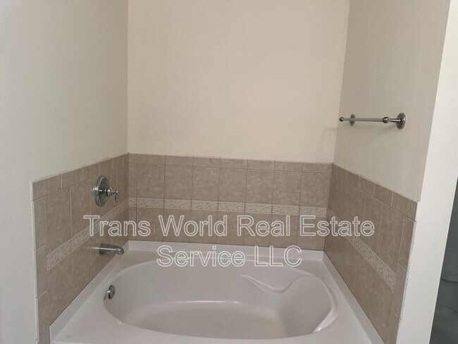 Building Photo - 9821 Alger Trce