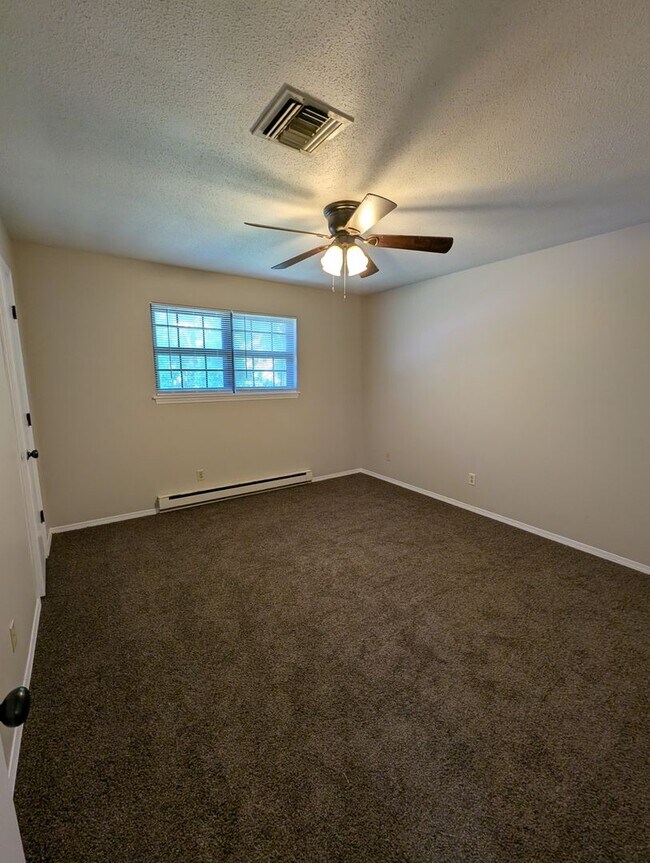 Building Photo - 2 Bedroom/1.5 Bathroom Townhouse in South ...