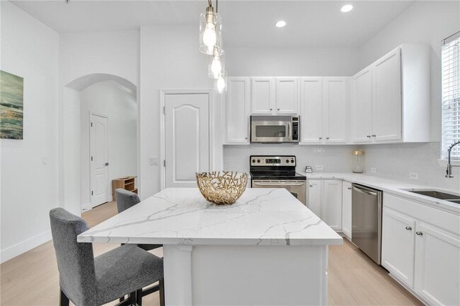 Building Photo - 1659 Hanks Ave