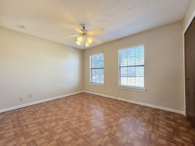 Building Photo - West El Paso 4 bed/3 bath refrig A/C Home!