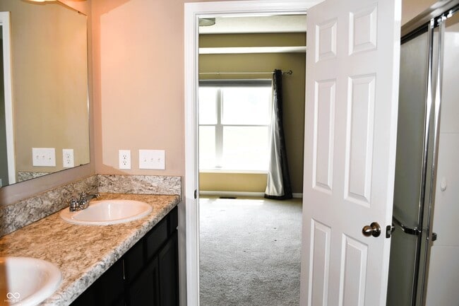 Building Photo - 2327 Creekland Dr