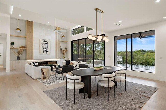 Building Photo - 2401 Oakhaven Cir