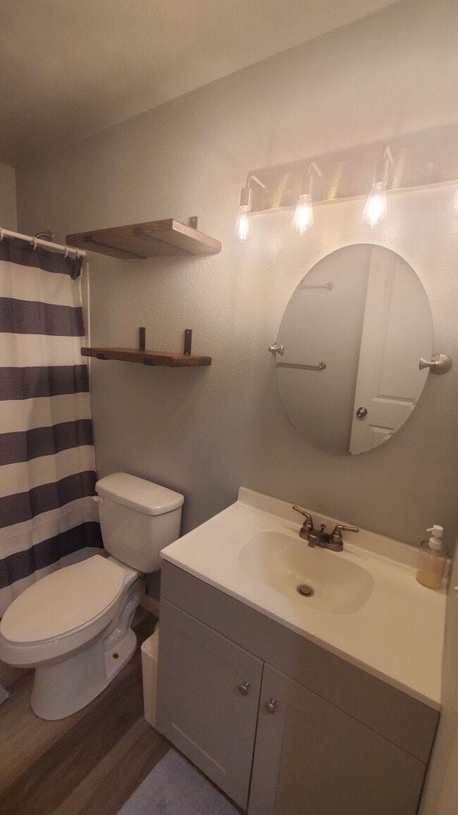 Building Photo - 504 S Cedar Pl