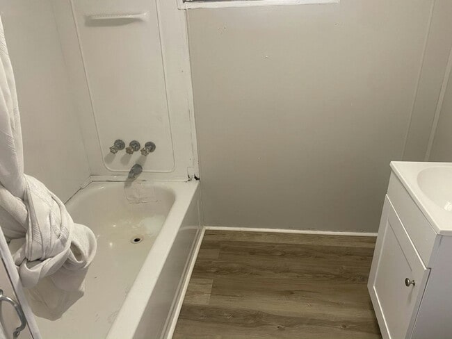 Building Photo - 50 Circle Dr