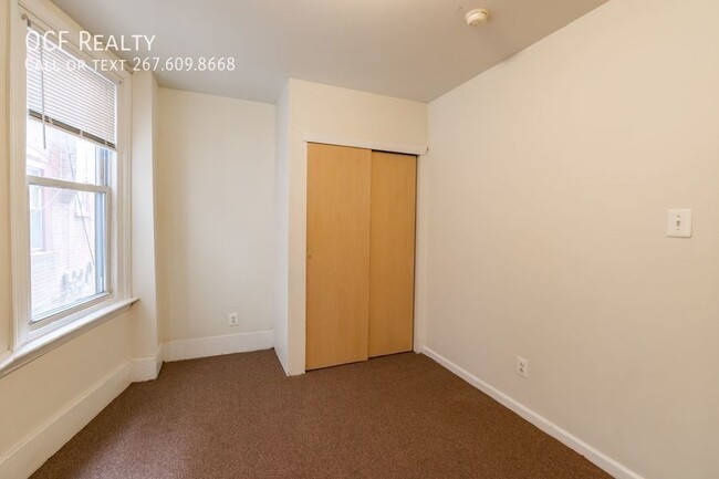 Building Photo - Spacious 2 Bedroom, 1 Bath Apartment in We...