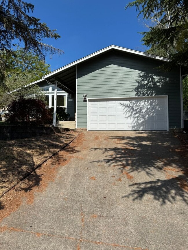 Building Photo - East Roseburg 3 bedroom 2 bath close to Ea...