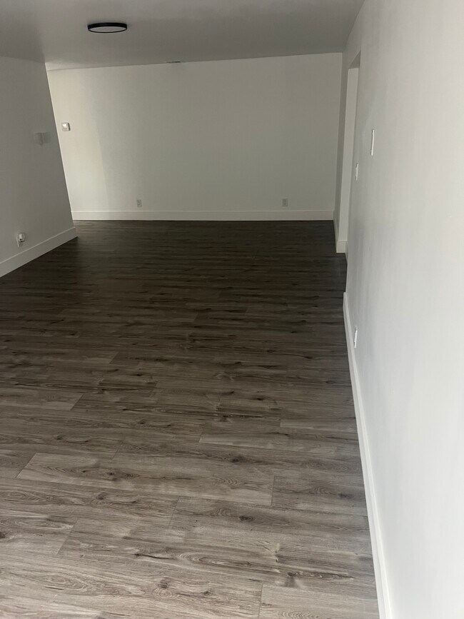 Building Photo - 5662 Parke Ave