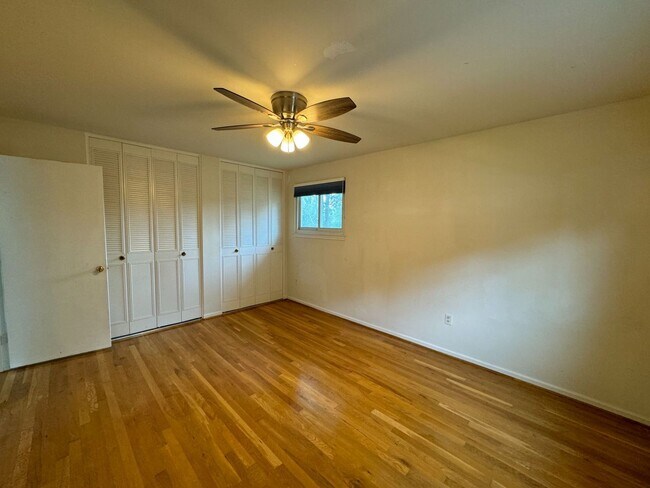 Building Photo - Spacious 4 Bed 3 Bath Home With Fully Fenc...