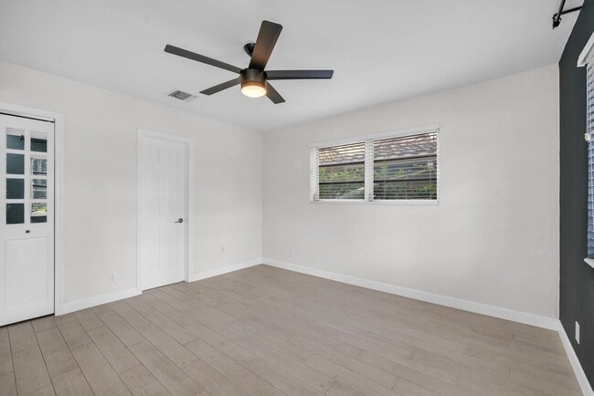 Building Photo - Beautiful home in quiet neighborhood