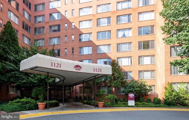 Building Photo - 1121 Arlington Blvd