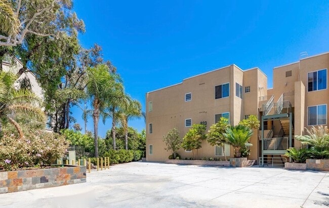 Building Photo - Carlsbad Condo West of 5 Freeway with Lagoon Views - Available June 1st!