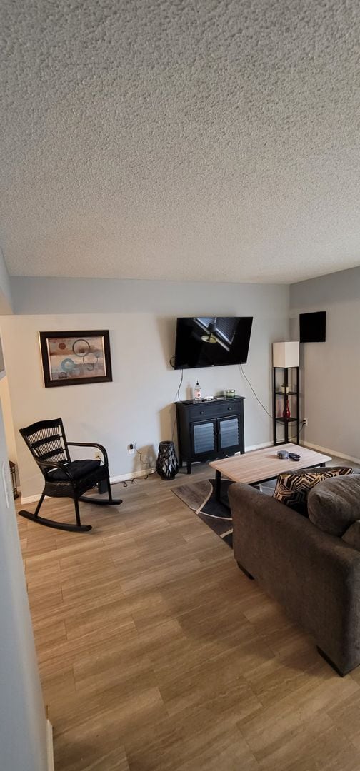 Building Photo - Charming Westside 2 Bedroom- pet friendly