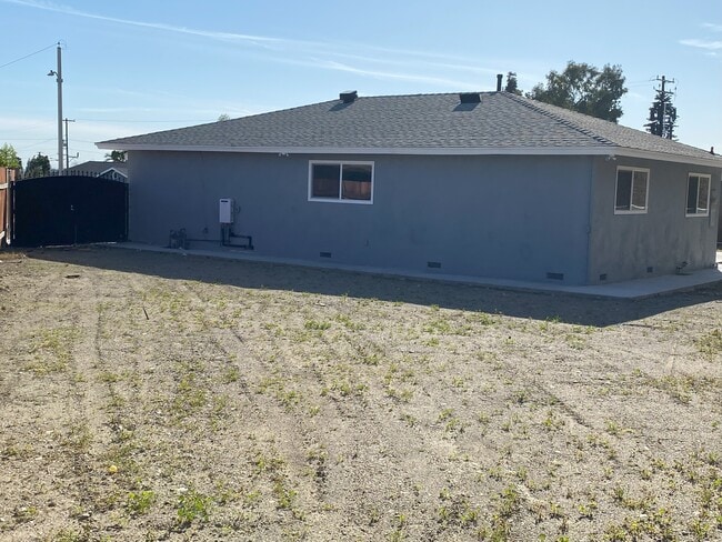 Building Photo - 9211 Vernon Ave