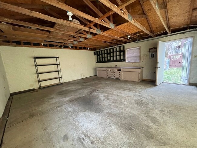 Building Photo - Large 4 bed/2 bath with garage - W. Hamble...