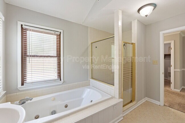 Building Photo - 255 Silver Maple Rd