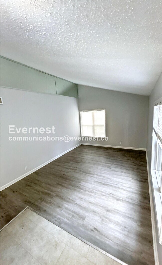 Building Photo - 3 Bed, 2 Bath Home with Carport / Pet-Frie...