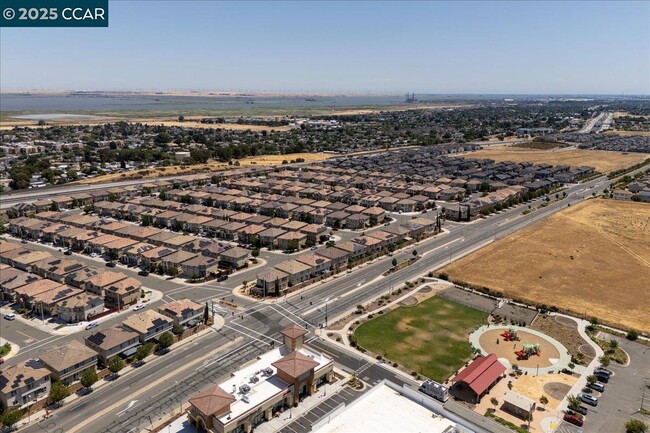 Building Photo - 300 Hideaway Ln