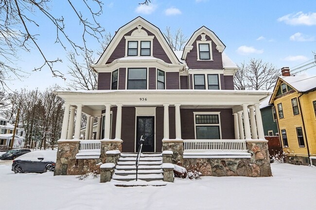 Building Photo - 936 W Kalamazoo Ave