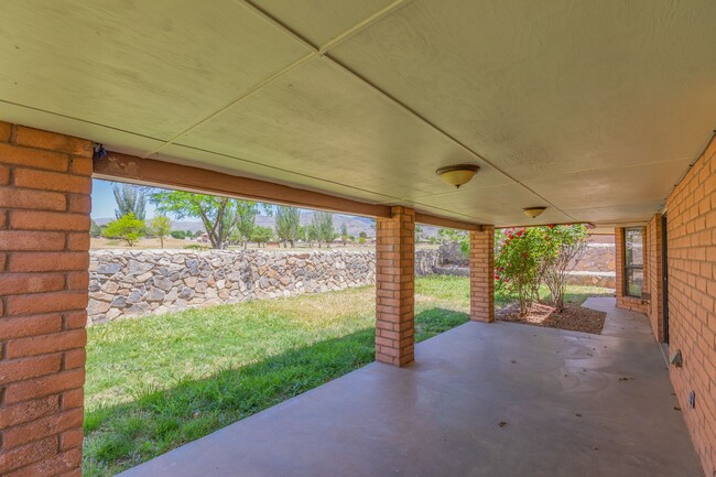 Building Photo - Beautiful Home on the Golf Course