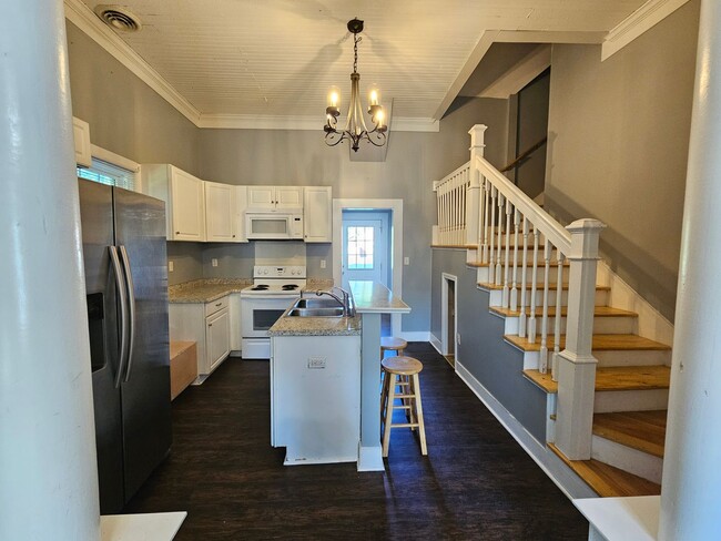 Building Photo - NEW LISTING!!!!!