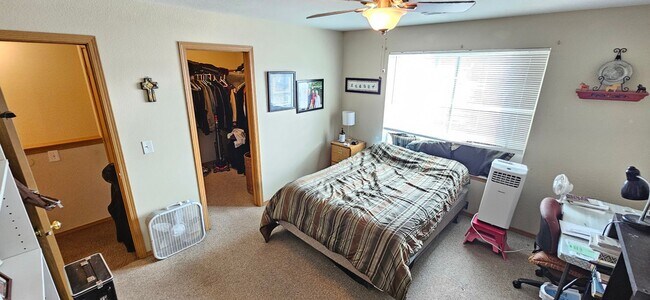 Building Photo - Townhome with 3 bedrooms and garage!  New paint and flooring!