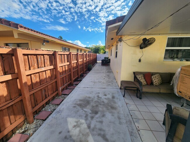 Building Photo - 1285 W 39th Pl