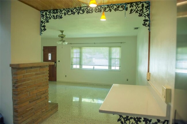 Building Photo - 904 Brookside Dr