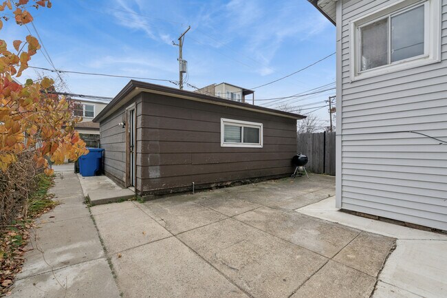 Building Photo - 3045 W Eastwood Ave