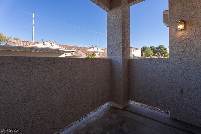 Building Photo - 855 N Stephanie St