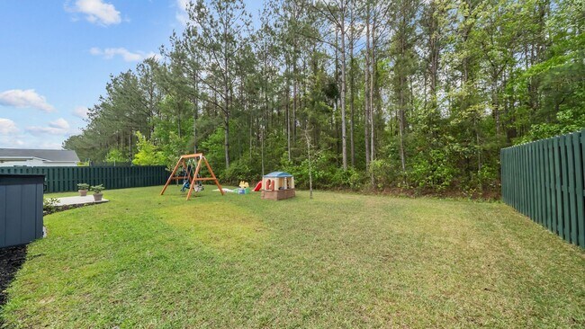 Building Photo - Beautiful 4-Bedroom Home in The Commons Featuring a Convenient Floor Plan
