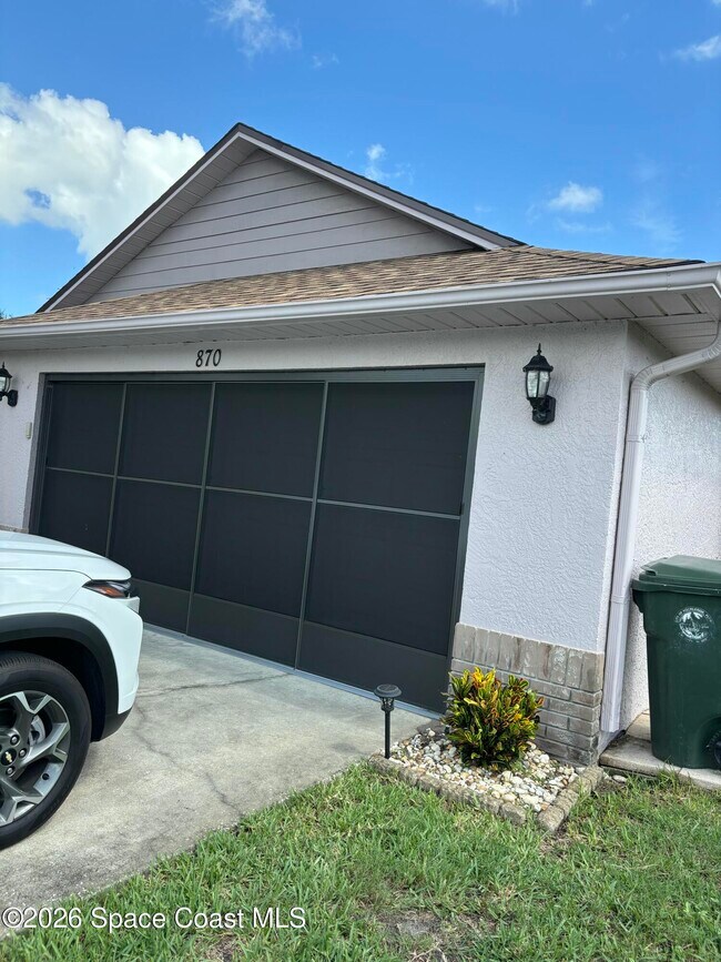 Building Photo - 870 Spirea Dr