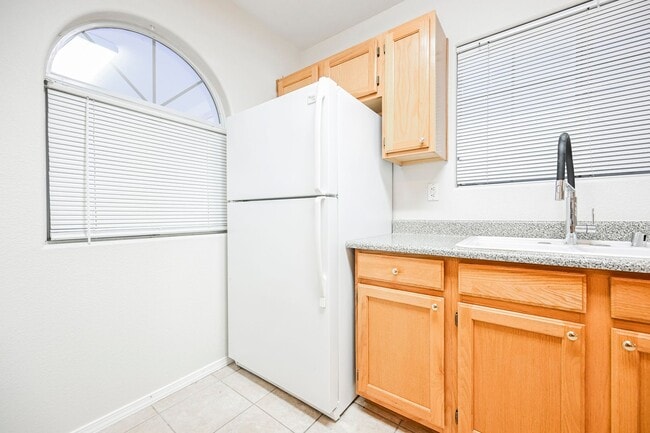 Building Photo - Gated Community townhome, with private garage